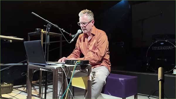 Franz Reisecker bei der Lesung im FLUC